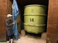 味噌蔵「峰村醸造」を見学しました。